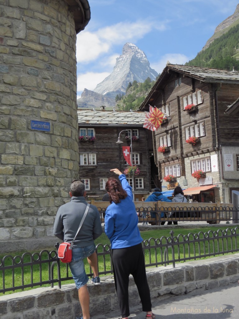 Luis y Olga observando al Cervino, junto a la iglesia de Zermatt
